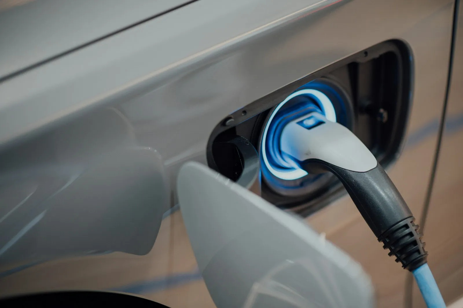 Carregador de veículo elétrico instalado numa garagem