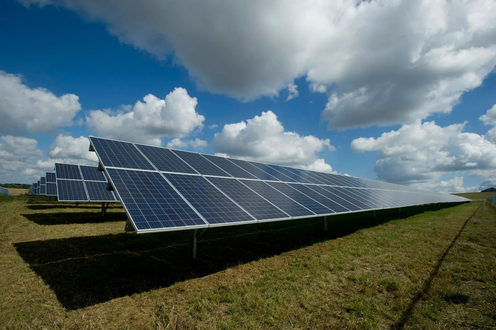 Casa moderna com painéis solares no telhado
